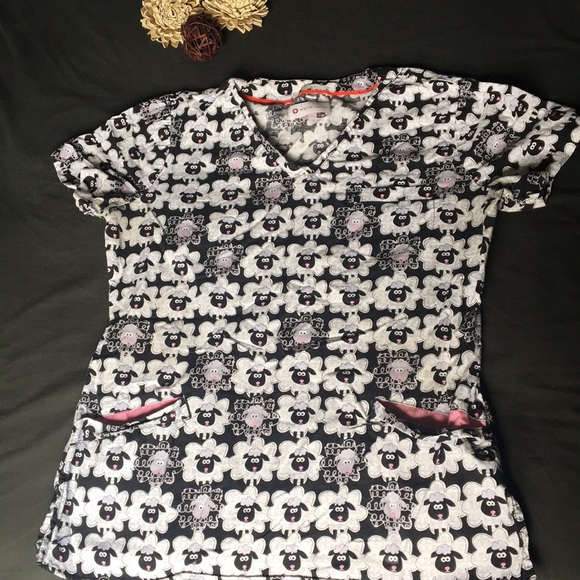 Animal Print Scrub Top 🐑 - Picture 3 of 4